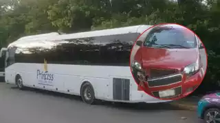 La conductora circulaba sobre su carril pero el camión impacto con el costado la parte frontal del coche