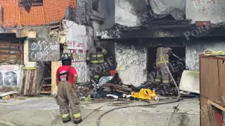 El edificio es habitado por personas en situación de calle, que a veces prender fuego para cocinar