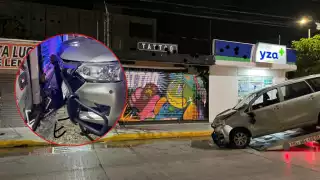 La unidad presentaba daños en la parte frontal y afectaciones visibles en el sitio del impacto