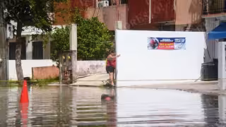 En el lugar se observó una acumulación de agua sucia de aproximadamente 20 centímetros de profundidad