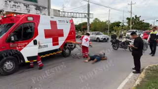 Conductora presuntamente arrolla a motociclista en la avenida ChacMool de Cancún y escapa
