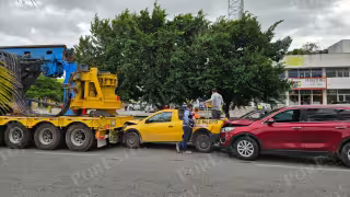 La camioneta de color amarillo terminó prensada entre el vehículo que provocó la colisión y el camión que resguardaba
