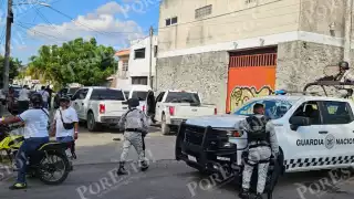 Tres camionetas de la FGE cerraron el paso a una unidad, marca Nissan, tipo Urvan, en la cual viajaba el presunto delincuente