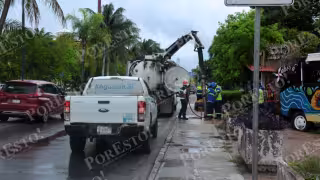 Trabajadores de Aguakan cortaron una tubería obstruida que ocasionó rebosamientos de aguas residuales en la calle Pescador y congestionamiento vehicular