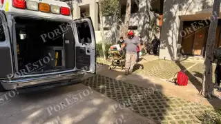 El hombre sufrió fractura en la clavícula izquierda y lesiones visibles en la pierna y rodilla