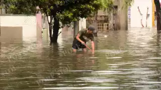 La cantidad de lluvia fue tan intensa que llegó hasta las rodillas de muchos cancunenses