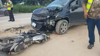 Motociclista resulta lesionado al impactar de frente contra camioneta en Escárcega