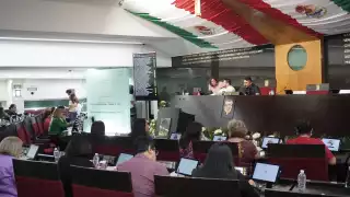Legisladores del Congreso del Estado durante la votación de las reformas constitucionales.