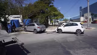 Intento por esquivar vehículo termina en choque contra Renault Logan