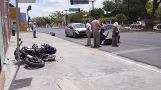 Dodge Attitude impacta motocicleta en el primer cuadro de la ciudad