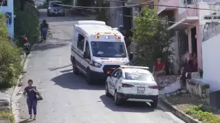 Pareja herida en accidente, mujer es llevada al hospital