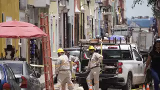 Un cable subterráneo colapsó por sobrecarga, afectando el suministro eléctrico en la Calle 53 con Calle 16 del Centro Histórico y parte del Circuito Baluartes.