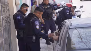 Autoridades sancionaron a conductores mal estacionados en Campeche.