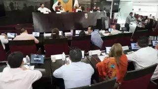 Aprueban reformas para frenar violencia escolar y promover la alfabetización