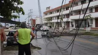 El incidente dejó un hombre lesionado, una mujer con crisis nerviosa y seis vehículos dañados.


