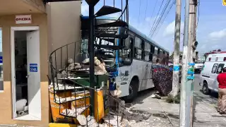 Choque de un camión en Cancún deja 10 lesionados