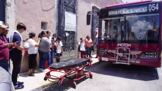 Pasajeros y chofer auxiliaron al hombre tras desplomarse durante el trayecto.