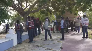 Profepa retira palapas en malecón por riesgo; pescadores temen robos a sus equipos