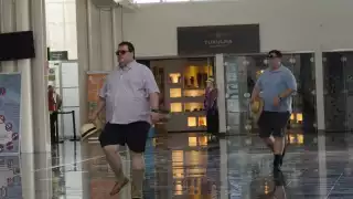 •  Turistas con sombrero y bermudas, reuniones familiares y la demanda por conocer puntos turísticos son comunes en la terminal aérea.