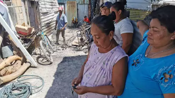 Algunas familias perdieron todo lo que tenían en el incendio. Algunas familias perdieron todo lo que tenían en el incendio.