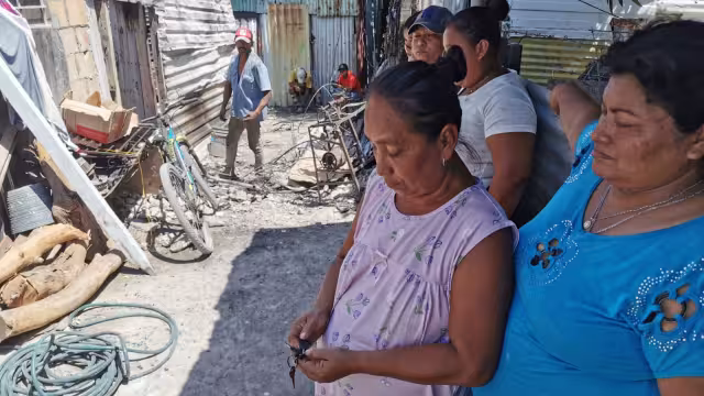 Algunas familias perdieron todo lo que tenían en el incendio.