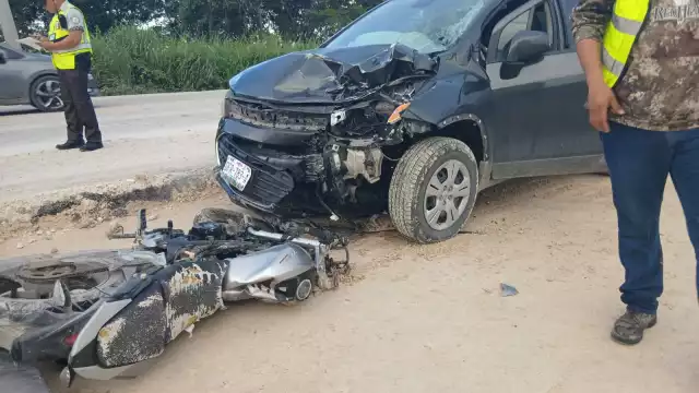 La motociclista quedó debajo de la camioneta tras el impacto.