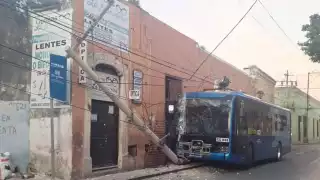 El Va y Ven presentó graves daños tras chocar contra el poste