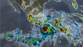 Bahía de Puerto Escondido ya sufre los efectos de Erick, huracán categoría 4; tocará tierra en las próximas horas