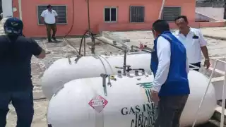 Elementos de Protección Civil local y bomberos evitan que un contenedor con LP ocasione un accidente