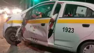 Taxista ocasiona choque en Chetumal por la colonia Arboledas.