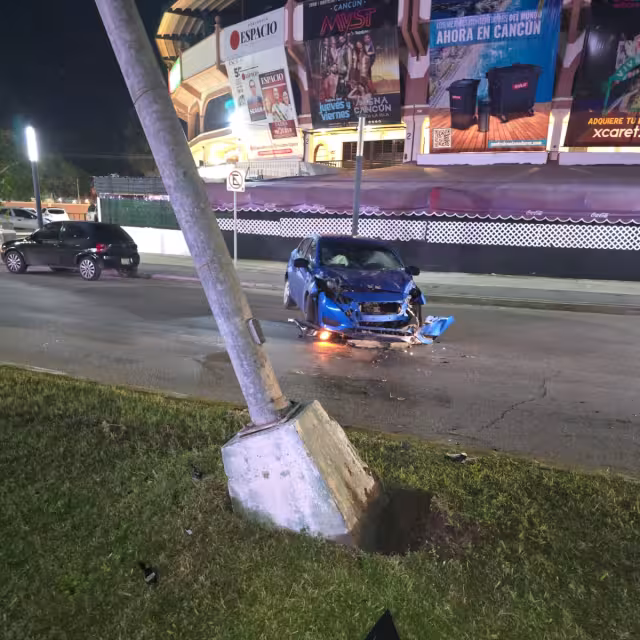 Debido a su estado de ebriedad, logró ocasionar dañar en vía pública al subirse al camellón y dañar un poste de luz