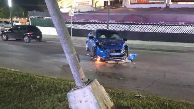 Debido a su estado de ebriedad, logró ocasionar dañar en vía pública al subirse al camellón y dañar un poste de luz