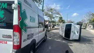 Accidente en Cancún:  Van y combi protagonizan choque en la Av. Leona Vicario 