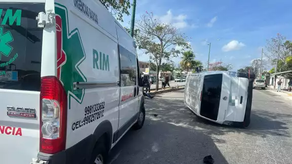 La van terminó volcada debido al impacto