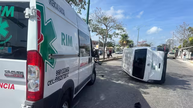 La van terminó volcada debido al impacto