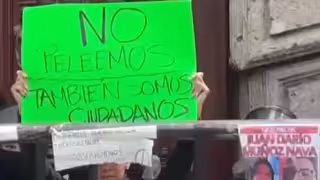 Policías de Jalisco exhiben mensajes de no confrontación durante protesta