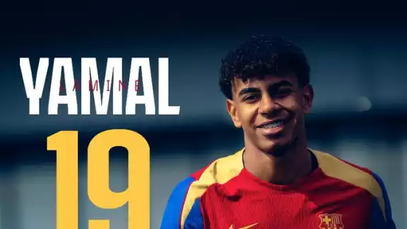 Lamine Yamal posando con la camiseta del Barcelona y su nuevo dorsal 19