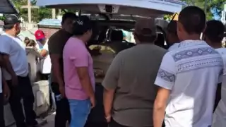 Familiares y amigos de Ariel Andrés y Luis Francisco, sobrino y tío, los acompañan al cementerio