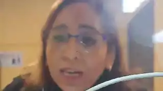 La empleada del Metro apodada Lady Moneditas discute con una usuaria ante problema de pago.
