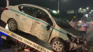Accidente entre vehículo y taxi en Playa del Carmen deja daños materiales y pasajeros traumatizados  