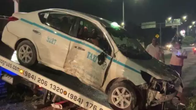 Accidente entre vehículo y taxi en Playa del Carmen deja daños materiales y pasajeros traumatizados