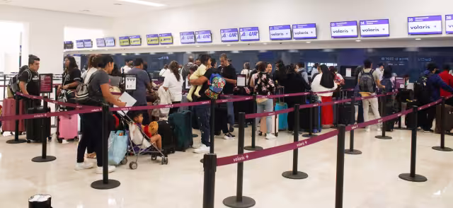Hay gran afluencia de pasajeros en los mostradores del aeropuerto de Mérida