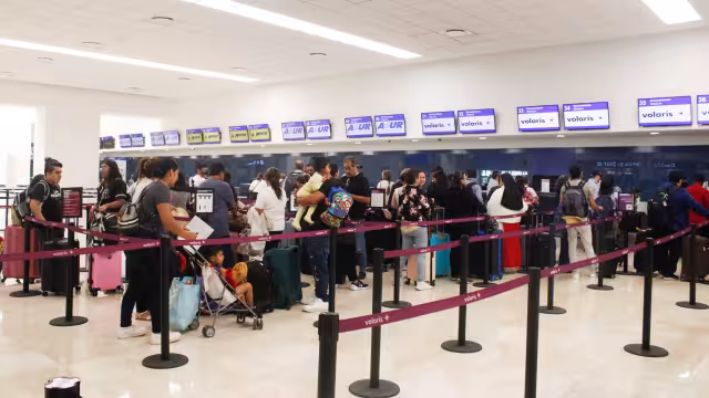 Hay gran afluencia de pasajeros en los mostradores del aeropuerto de Mérida