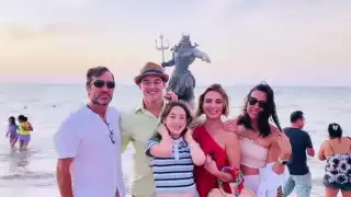 Fanáticos avistan a la conductora de televisión Carmen Muñoz y a Juan Esparza, galán de telenovelas