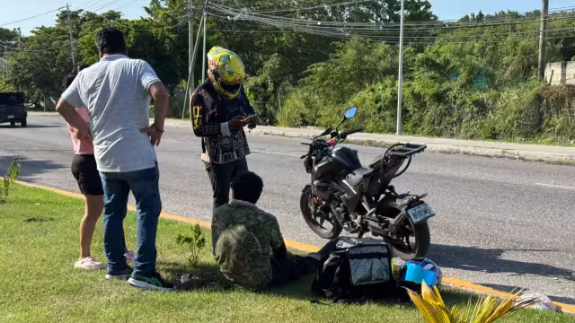 Un motociclista repartidor resultó lesionado en Ciudad del Carmen.