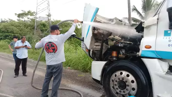 El tracto comenzó a incendiarse, pero fue controlado de inmediato. El tracto comenzó a incendiarse, pero fue controlado de inmediato.