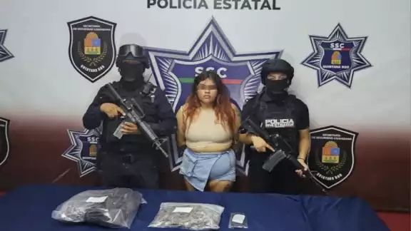 Policías estatales detienen a mujer por posesión de hierba seca en Cancún Policías estatales detienen a mujer por posesión de hierba seca en Cancún