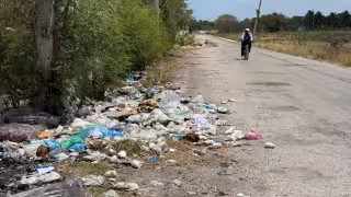 Basura y malos olores invaden lote abandonado en Champotón