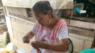 Mujeres continúan el  legado artesanal de tejer  con henequén en Hocabá