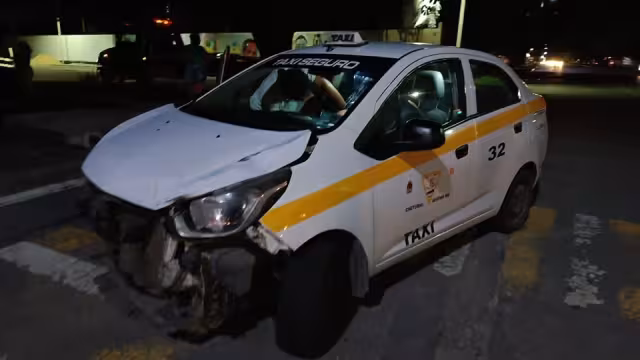 Taxista no respeta semáforo y choca a un joven en su motocicleta en Chetumal